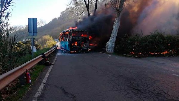 Una guagua se incendia en Firgas y provoca conato incendio forestal Una guagua se incendia en Firgas y provoca conato incendio forestal
