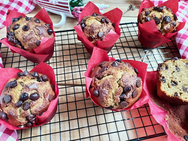 Receta de muffins de plátano y pepitas de chocolate. Desayuno, merienda, postre. Fruta de temporada. Sencillos, ricos, jugosos, tiernos, húmedos, esponjosos, caseros. Cuca