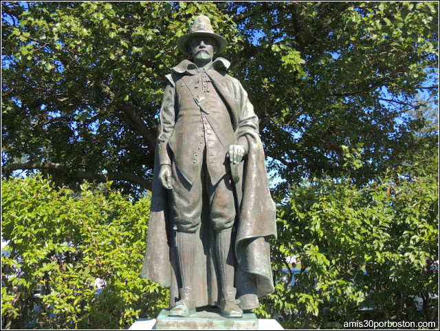 Escultura del Gobernador William Bradford en Plymouth