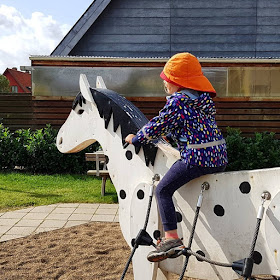 Pippi feiert Geburtstag: 75 Jahre Pippi Langstrumpf. Auch der kleine Onkel, Pippis Pferd, steht auf dem Spielplatz im dänischen Vejen.