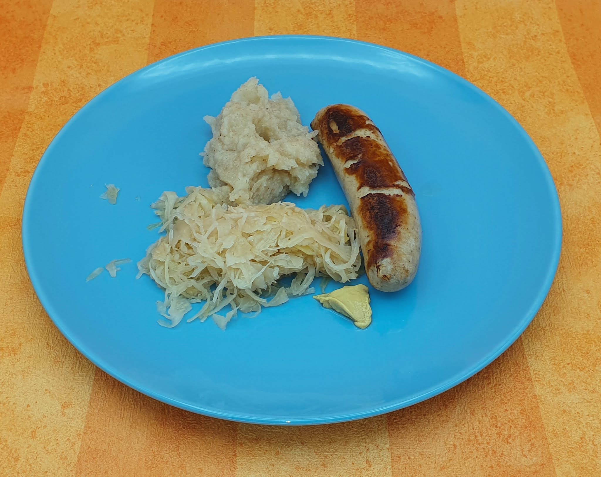 Wessels low carb Welt Bratwurst mit Sauerkraut und Selleriepüree
