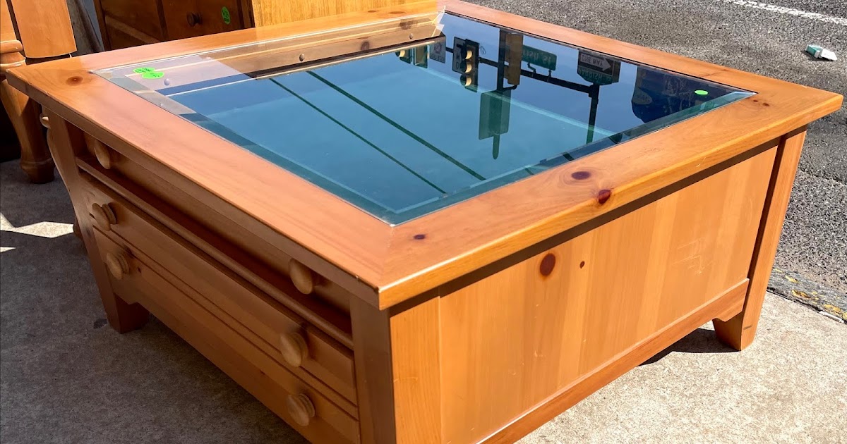 Uhuru Furniture & Collectibles 483257 Display Coffee Table with 2