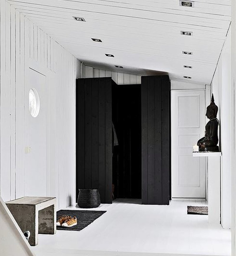 Casa scandinava bianco nero con serra