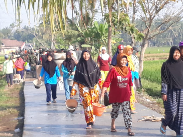 Ibu Ibu Warga Jimbung Serbu Betonisasi Hasil TMMD
