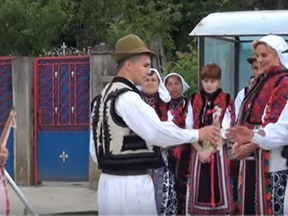 Nunta traditionala Tinutul Padurenilor - moment prezentat in cadrulspectacolului de nedee in comuna Lelese 2016