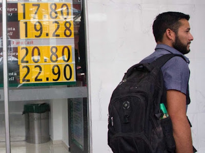 El dólar se cotiza hoy en $18.87 en casas de cambio del AICM