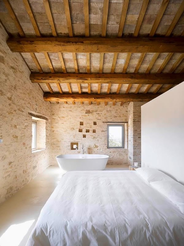 Eıne 300-year-old Italian farm with minimalist interiors