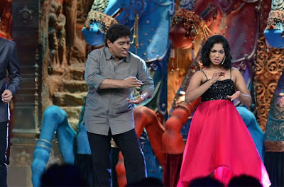 @InstaMag - Popular comedian Johny Lever enjoyed a lot watching his daughter Jamie Lever stepping into his shoes for a show. when-johny-lever-enjoyed-watching-his-duplicate