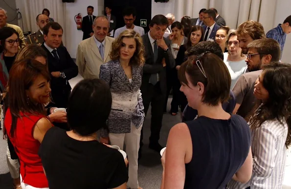 Queen Letizia the course Zero Hunger: it is possible at Euroforum, Letizia wore Felipe Varela Coat, Hugo Boss trousers