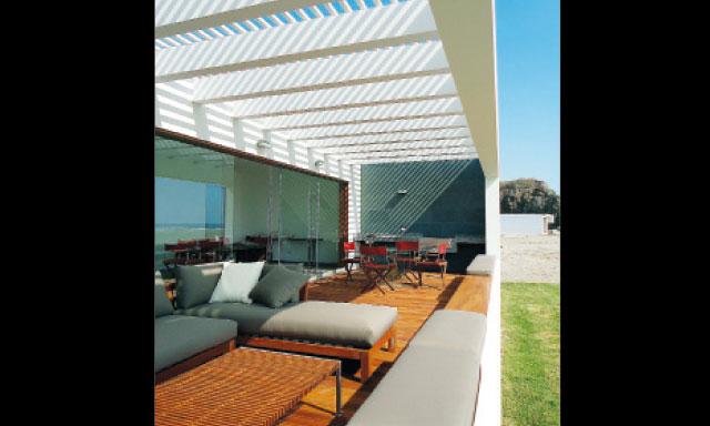 CAÑETE: Un techo que juega con la luz y la sombra