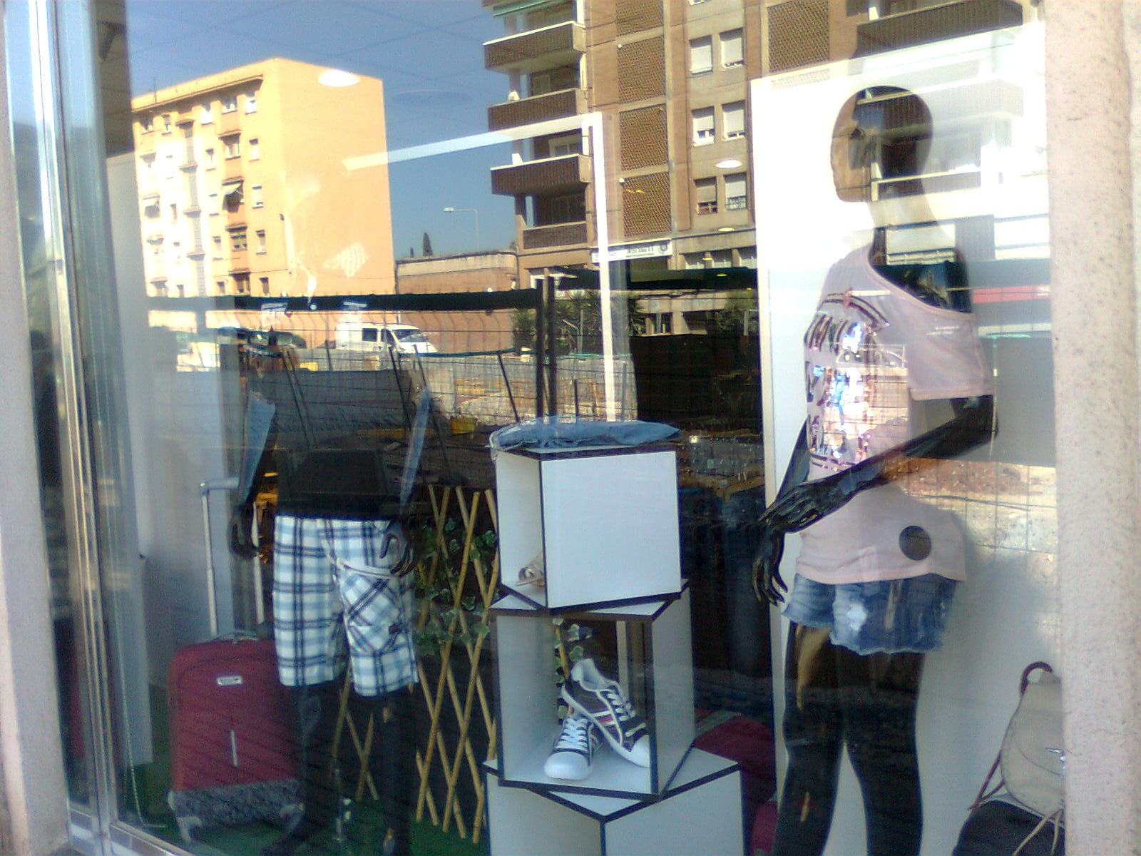 PANDUGARMKVVisual merchandising and retail design ESCAPARATISMO Las