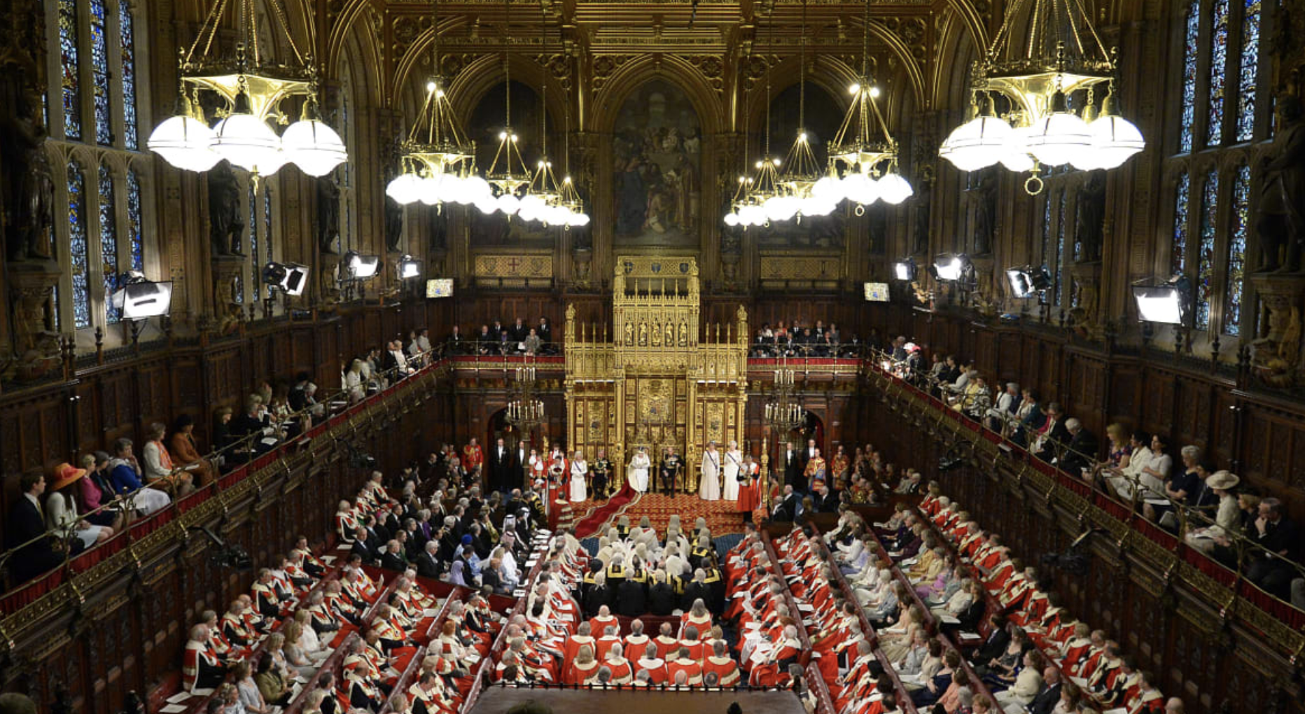 2 the house of commons. Монарх Великобритании палата лордов. Палата лордов и палата общин в Великобритании. Палата лордов Англия заседание. Палата пэров в Англии.