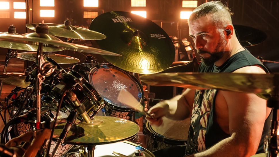 El baterista de SYSTEM OF A DOWN en el álbum El baterista de SYSTEM OF A DOWN en el álbum