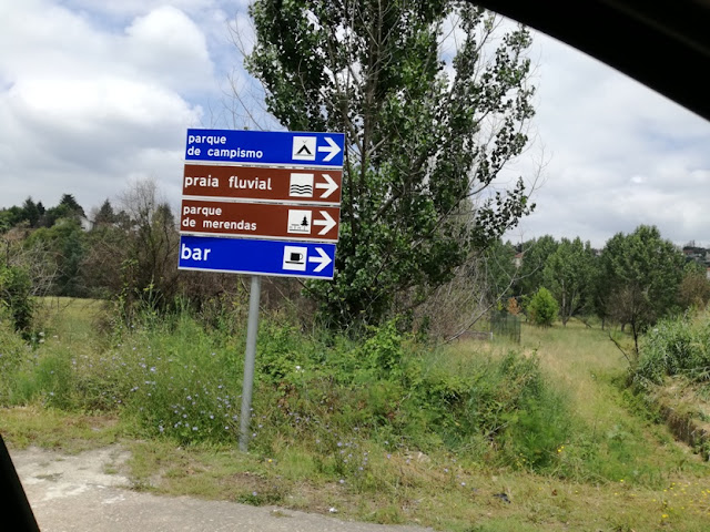 Placas indicativas da praia Fluvial e Parque de campismo de Serpins