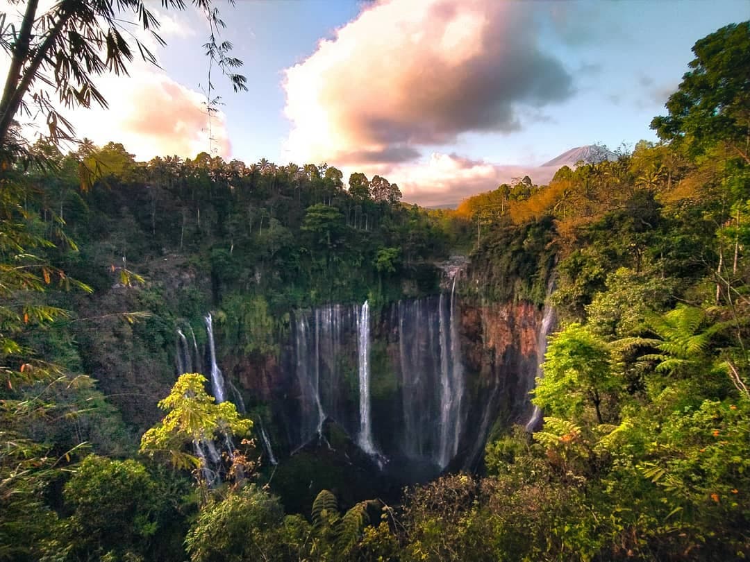 Тысяча водопадов. Тумпак севу Индонезия. Тумпак севу водопад. Индонезия водопады. 1000 Водопадов Индонезия.
