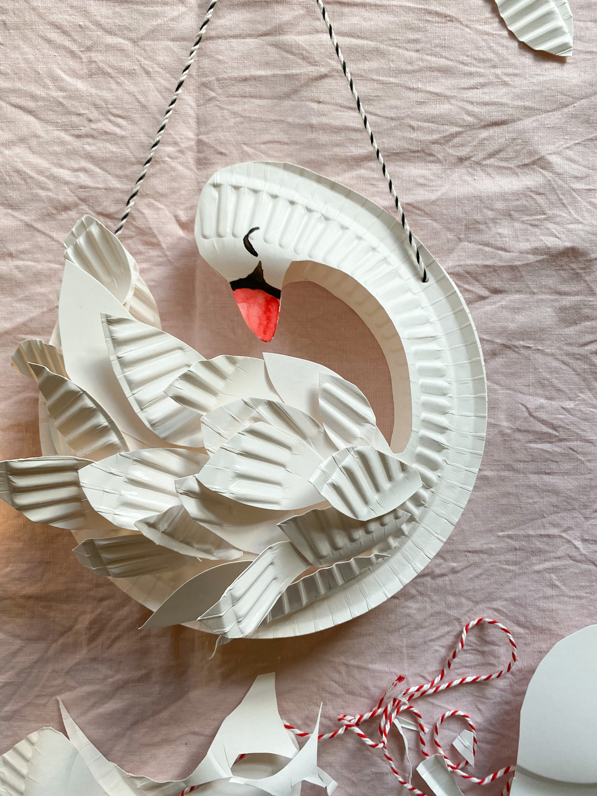 Schwanen Laterne Aus Papptellern Kinderleicht Zu St Martin Hellrosagrau De Vollkorn Backen Kinder Rezepte