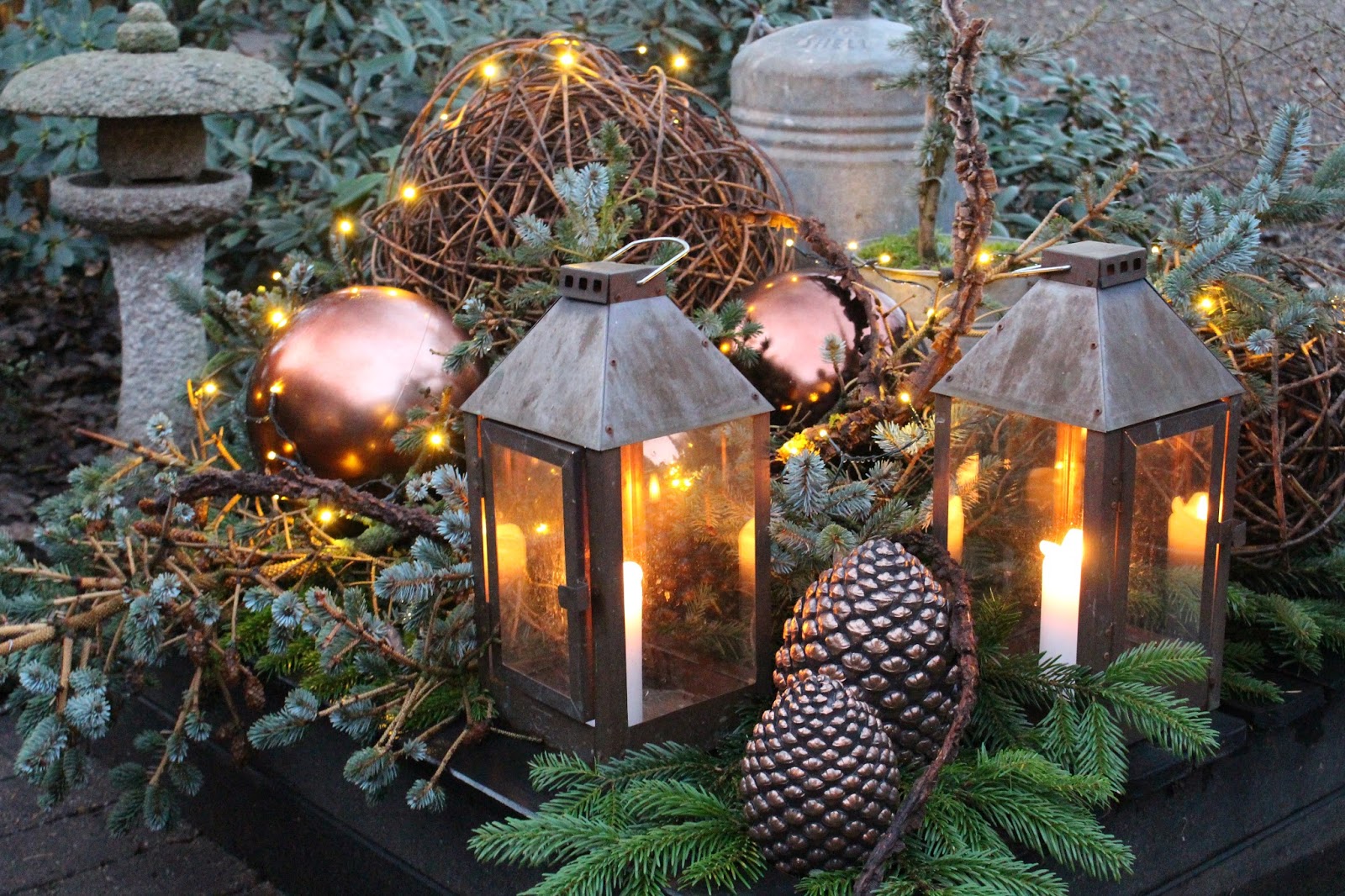 Fru pedersens have: juledekoration på sandkassen.
