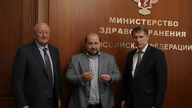 Group photo of Gammali Center Director Kingston (left), Deputy Director Rogunov (middle) and Russian Minister of Health Murash (right) / Russian Ministry of Health