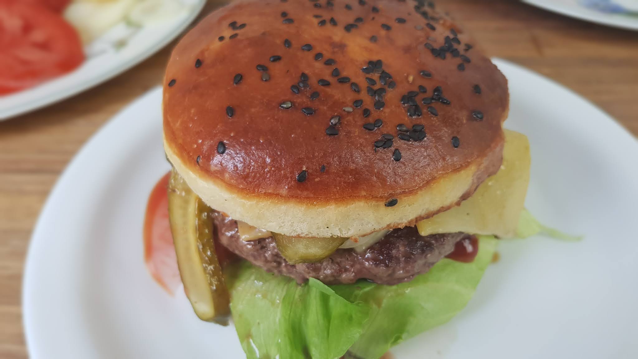 selbstgemachter Burger mit Brioche Burger Brötchen