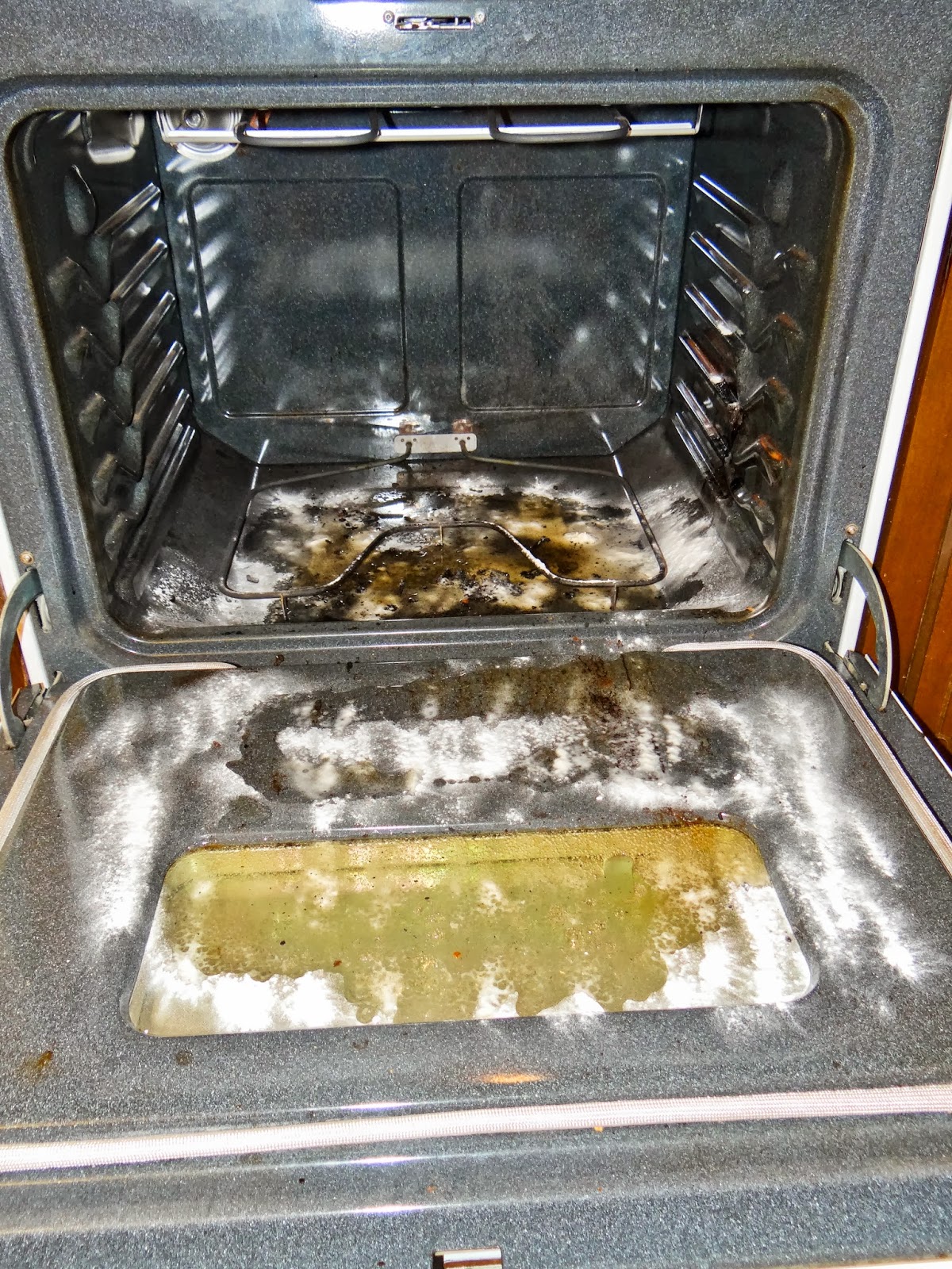 Consider Me Inspired: Cleaning Your Oven with Baking Soda & Vinegar