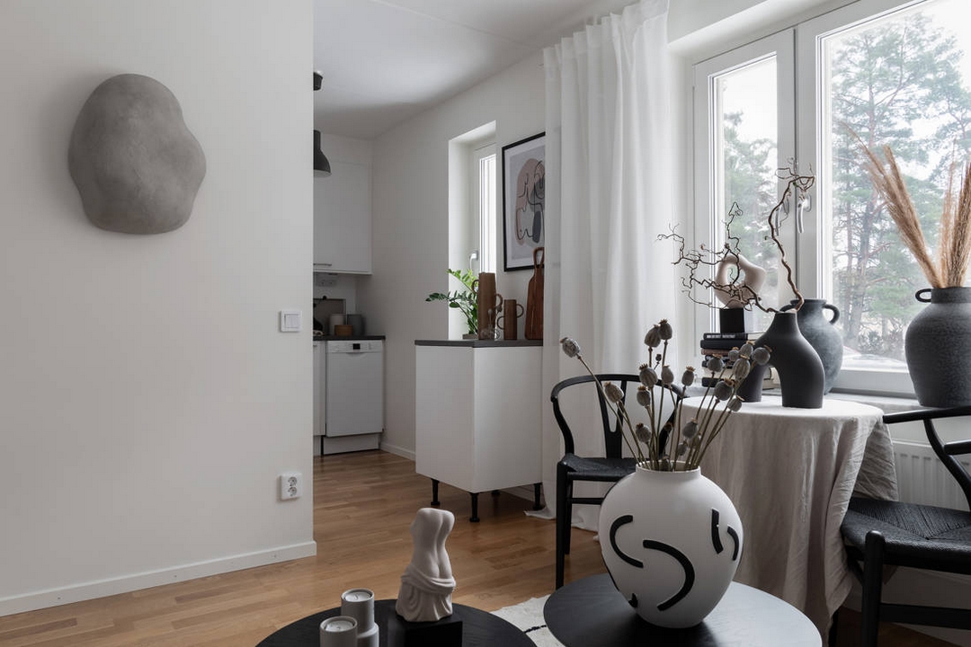 COLLECTION DE VASES ET DE GRAPHISMES