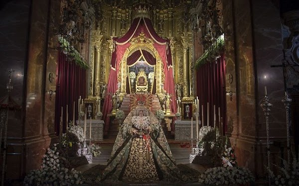El besamanos extraordinario de la Macarena El besamanos extraordinario de la Macarena