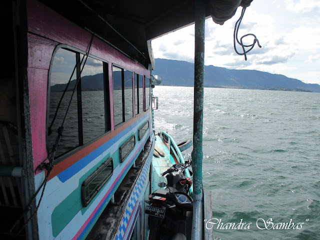 Menyeberangi Danau Toba