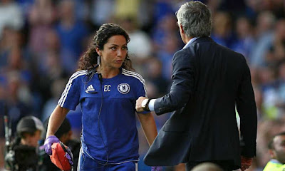  Chelsea’s doctor Eva Carneiro exchanges views with José Mourinho towards the end of Saturday’s 2-2 draw with Swansea City at Stamford Bridge. 