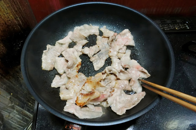 フライパンで豚肉を炒めます。この時、サラダ油などはひかずに豚肉のみ炒めます。 豚バラ肉を加熱する時、肉からたっぷり油が出てくるので、サラダ油などを加えなくても大丈夫です。