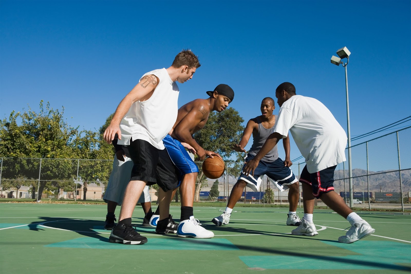 My friend plays basketball than me. Играющие в баскетбол. Дети играют в баскетбол. Люди играют в баскетбол. Игра в баскетбол с друзьями.
