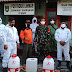 Babinsa dan Bhabinkamtibmas Pelopori Penyemprotan Disinfektan di Warga Binaannya