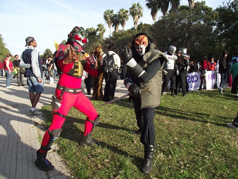 cosplayers interpretando personagens