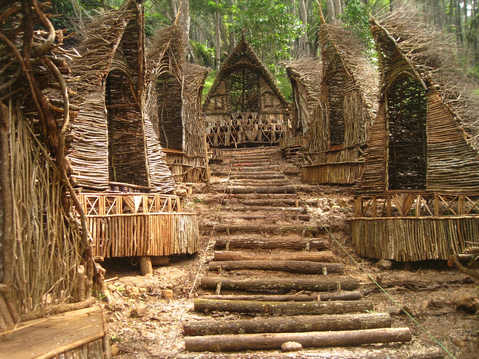 Berkunjung ke Rumah The Hobbit di Seribu batu Songgo ...