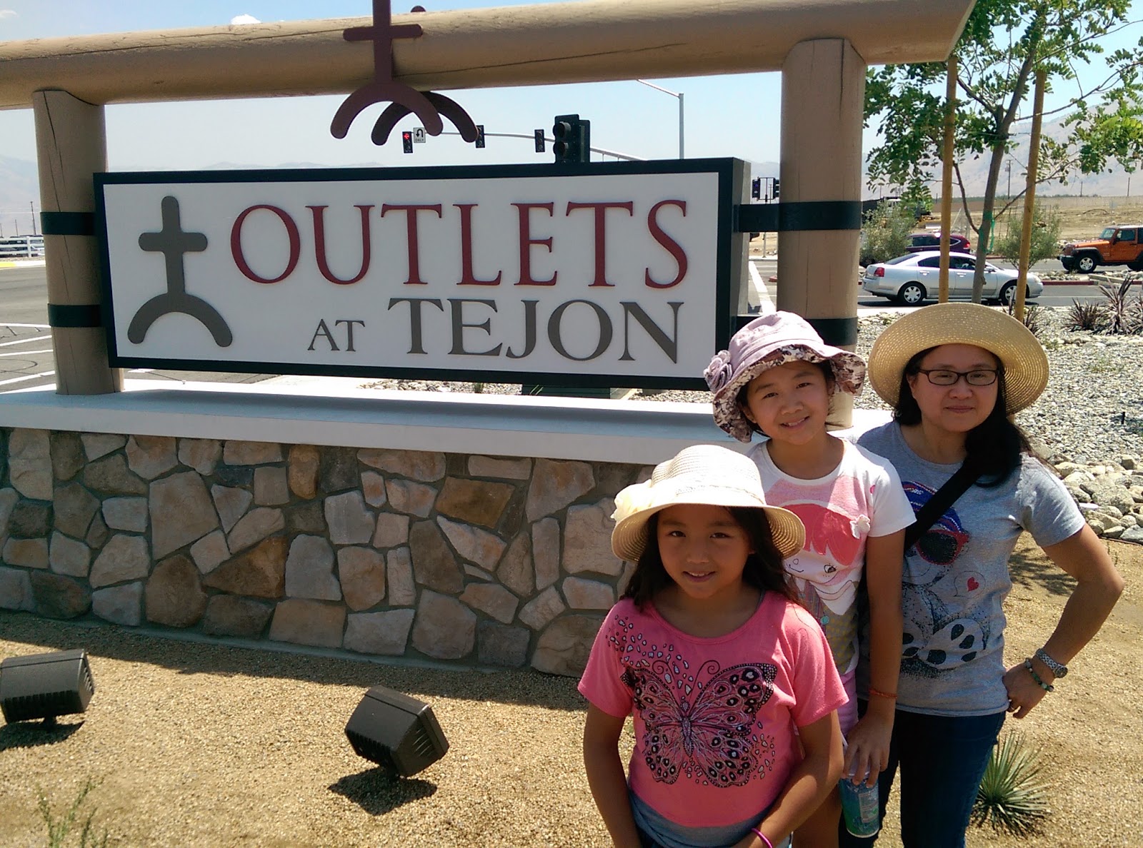 2 Little Munchkins: Grand opening of Tejon Ranch Outlets