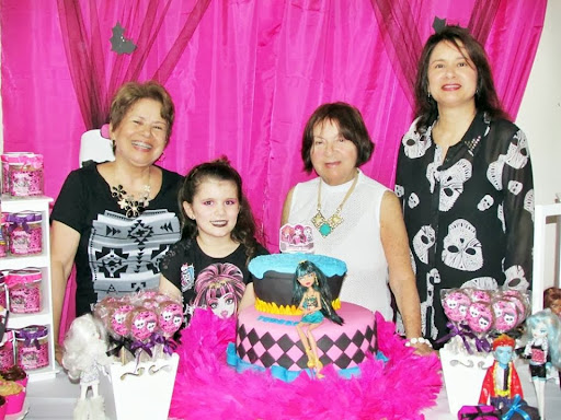 Valdívia Leite tia da aniversariante Teresa-Decoração balões,Guloseimas,Lembrancinhas Monster Higt