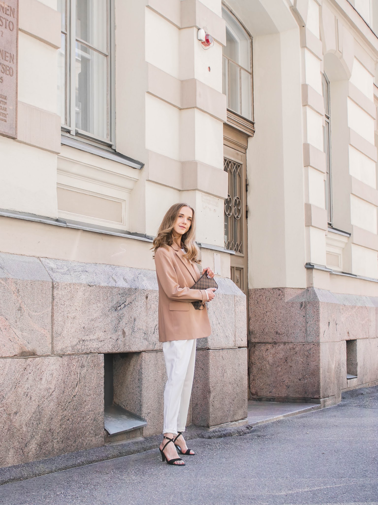 Neutral suit outfit with white trousers and camel blazer - Naisten housupuku, neutraali tyyli, muotibloggaaja