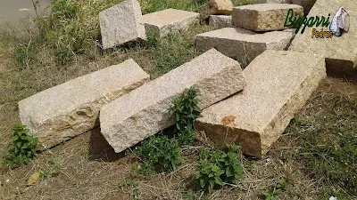 Pedra folheta para escada de pedra sendo folheta de pedra granito com tamanho 50x100 cm com 18 cm de espessura e no tamanho 50x50 também com 18 cm de espessura.