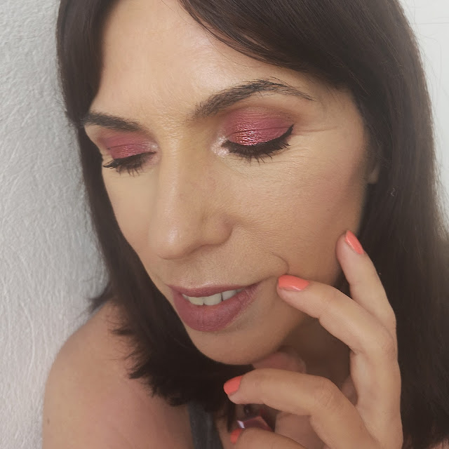 Paleta New Neutral Passion de Revolution Beauty 08 Look rojizo