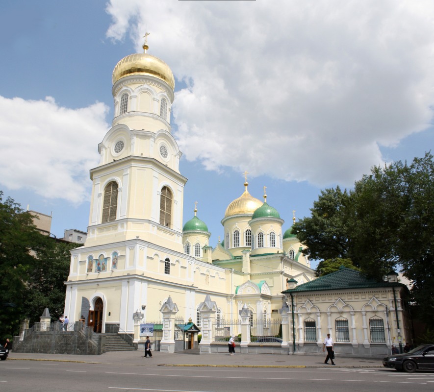 Река Днепр храм