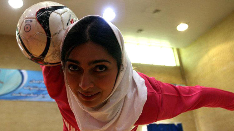 COEDUCACIÓN IES Salvador Rueda: La futbolista, Lady Goal, retenida por