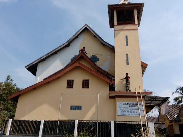 Babinsa Manisrenggo Bantu Rehab Gereja