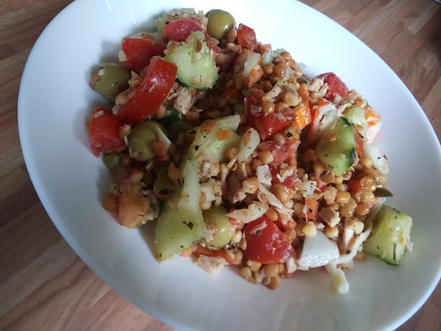 Ensalada de lentejas con atún y palitos de cangrejo