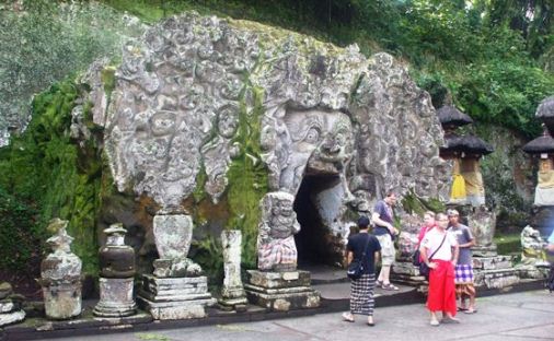 Goa Gajah Bali & History of Hinduism and Buddhism , Elephanta Caves Bali , Ancient Petirtaan Pool 