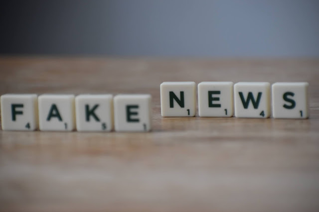 Letras formando a palavra "Fake news"