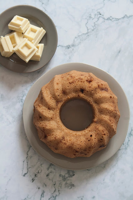Ciambella al cioccolato bianco senza uova e senza burro