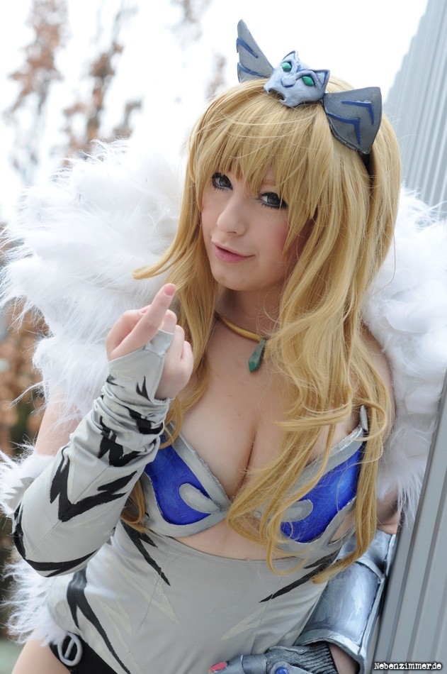 2 old 4 anime?: Queen's Blade Cosplay: Elina