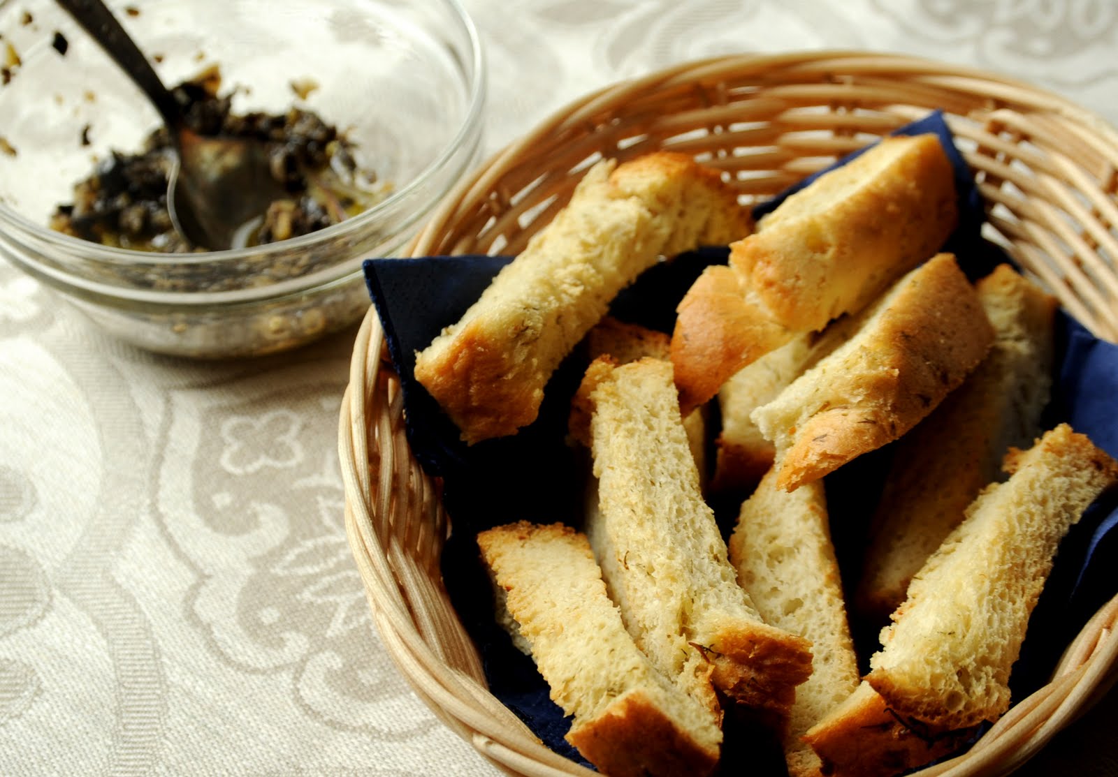 сухарики из батона. сухарики из белого хлеба. сухари с сыром в духовке. сухари домашние. рецепт белых сухарей.