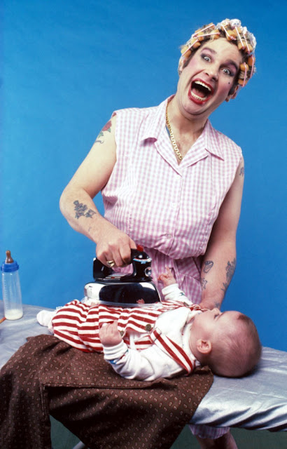 Ozzy Osbourne planchando un bebé en 1983