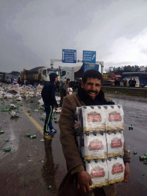 Bier Laster Unfall - Fröhlicher Mann rettet Bier