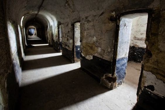 صور نادرة للسجون المهجورة وتاريخها